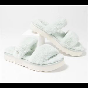 Koolaburra by Ugg mint green fuzz on slides sandals size 11. NEW